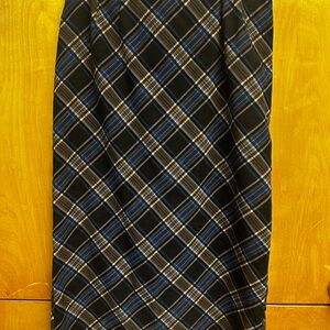 Briggs NY pencil skirt. Elegant and classy addition to your closet.